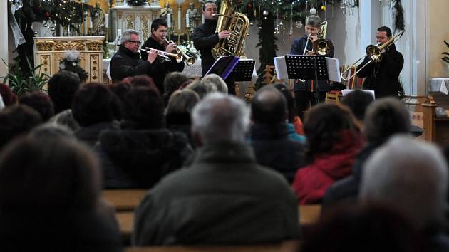 Koncert smíšeného pěveckého sboru Rosénka z Rožnova pod Radhoštěm v kostele sv. Antonína Paduánského v Dolní Bečvě v sobotu 3. ledna 2015. Hostem koncertu byly komorní žestě pod vedením Josefa Blinky