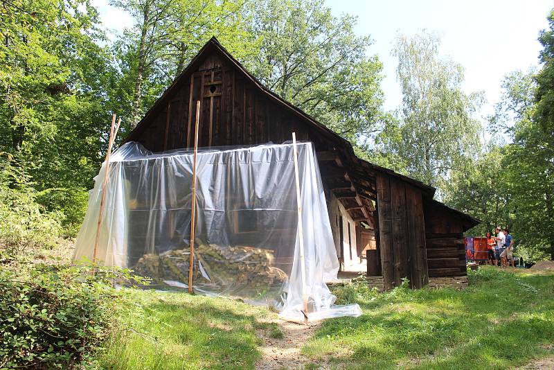 V Dřevěném městečku se unikátní ozdravné kúry, která likviduje dřevokazný hmyz, dočkala chalupa z Prlova