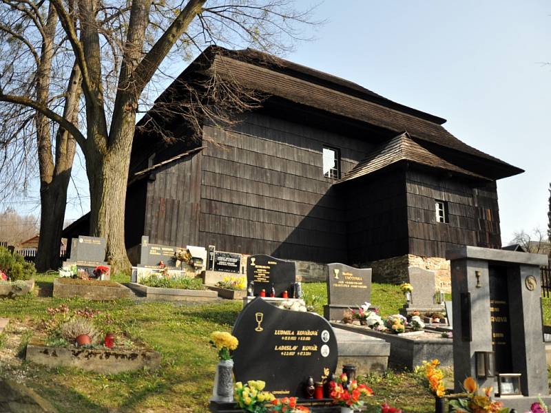 Dřevěný evangelický toleranční kostel ve Velké Lhotě na Valašsku je pod ochranou státní památkové péče jako jediný kostel u nás s původními základními rysy tolerančních kostelů.