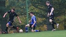 Fotbalisté Vigantic (v černém) se rozloučili s podzimní části I. A třídy skupiny A v derby s Rožnovem pod Radhoštěm přesvědčivou výhrou 5:0. Lví podíl na ni měli největší hvězdy Vigantic Milan Baroš a René Bolf, kteří dali po jedné brance, domácí útočník 