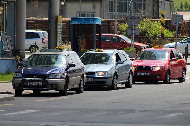 Stanoviště taxislužby ve Vsetíně u výškového domu před nádražím