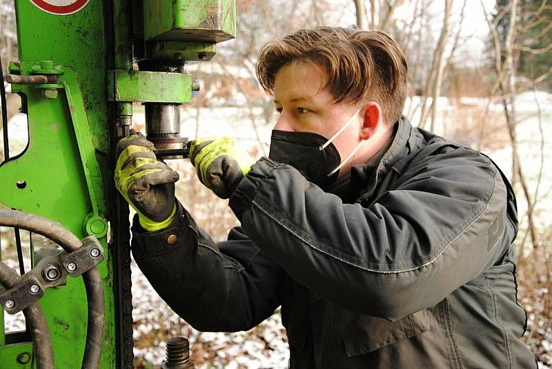 Geolog Tomáš Proisl s asistentkou při geologickém průzkumu v místě budoucího Výzkumného, vzdělávacího a inovačního centra pro mladé v areálu valašskomeziříčské hvězdárny; čtvrtek 7. ledna 2021