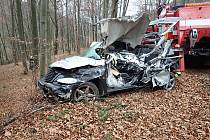 Policisté a záchranáři zasahují u tragické dopravní nehody ve vsetínské místní části Horní Jasenka, při níž zemřel třiačtyřicetiletý řidič; čtvrtek 19. listopadu 2020