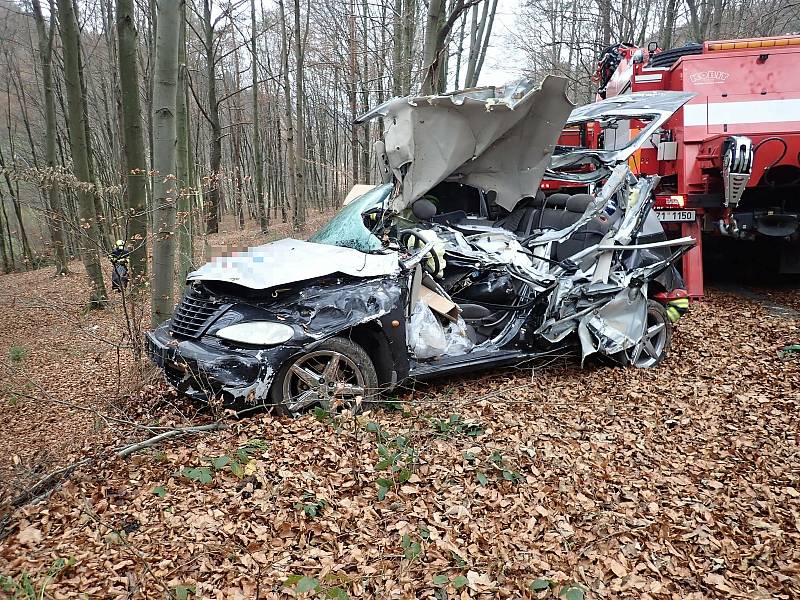 Policisté a záchranáři zasahují u tragické dopravní nehody ve vsetínské místní části Horní Jasenka, při níž zemřel třiačtyřicetiletý řidič; čtvrtek 19. listopadu 2020