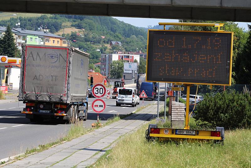 V souvislosti se stavbou okružní křižovatky ve Vsetíně na ul. Generála Klapálka dochází ke změnám v dopravě i v Rokytnici.