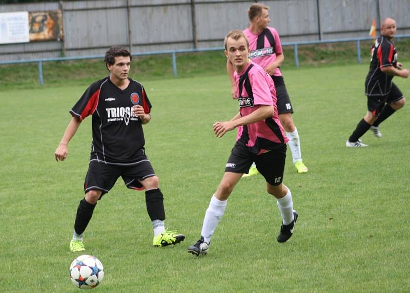 Fotbalisté Zubří B (růžové dresy) doma prohráli s Krhovou 3:4.