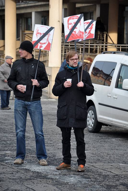 Sdružení Repelent21 protestující proti účasti zástupců KSČM v zastupitelstvu Zlínského kraje uspořádalo ve čtvrtek 7. února 2013 demonstraci před Domem kultury ve Vsetíně