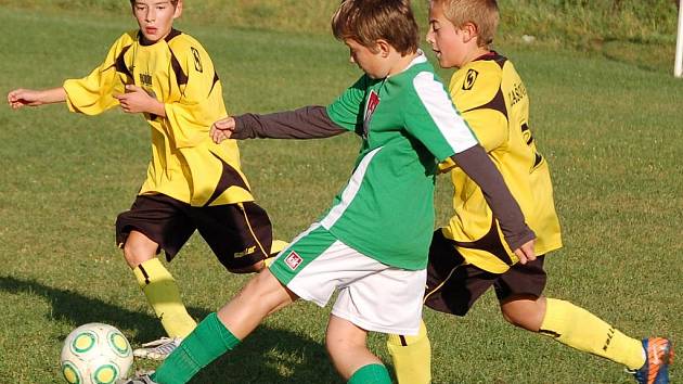 V utkání okresního přeboru mladších žáků Hrachovec (zelené dresy) doma porazil Zašovou 2:1. 