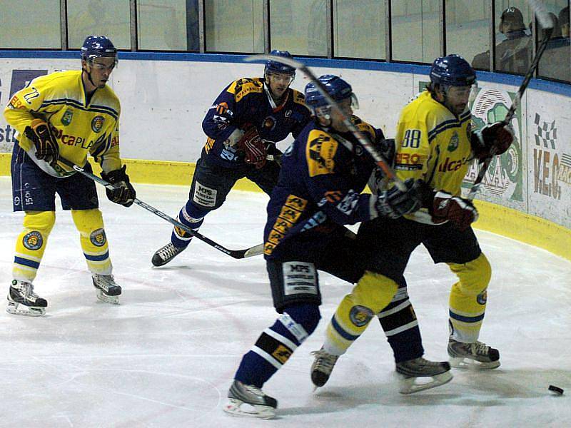 První čtvrtfinále play off: Valašské Meziříčí (modré dresy) porazilo Břeclav a ujalo se vedení v sérii 1:0.