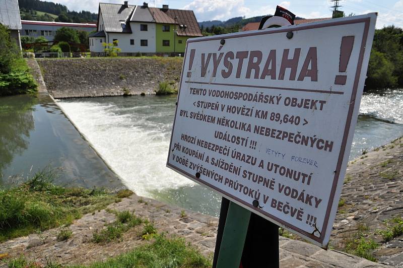 Výstražná tabulka umístěná u nebezpečného splavu zvaného Malý Hověžák na Vsetínské Bečvě v Hovězí, kde v pondělí 22. června 2020 utonuli dva vodáci.
