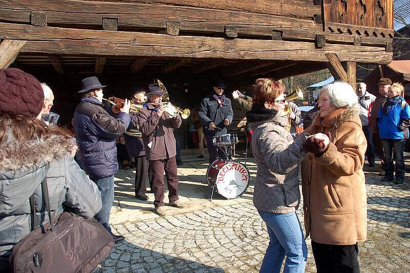 Tradiční rožnovský masopust hýřil barvami, vůněmi i zvučným zpěvem muzikantů. 