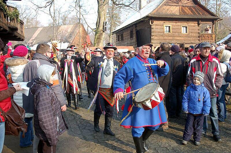 Tradiční rožnovský masopust hýřil barvami, vůněmi i zvučným zpěvem muzikantů. 