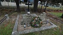 Valašská Bystřice - historické hroby portášských velitelů před kostelem Nanebevzetí Panny Marie v centru obce