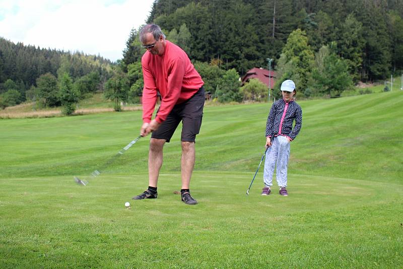 Velké Karlovice se těší velké oblibě turistů. Výjimkou nebyl ani poslední prázdninový týden roku 2020.  Zájemci si mohou zahrát i golf - u hotelu Horal.