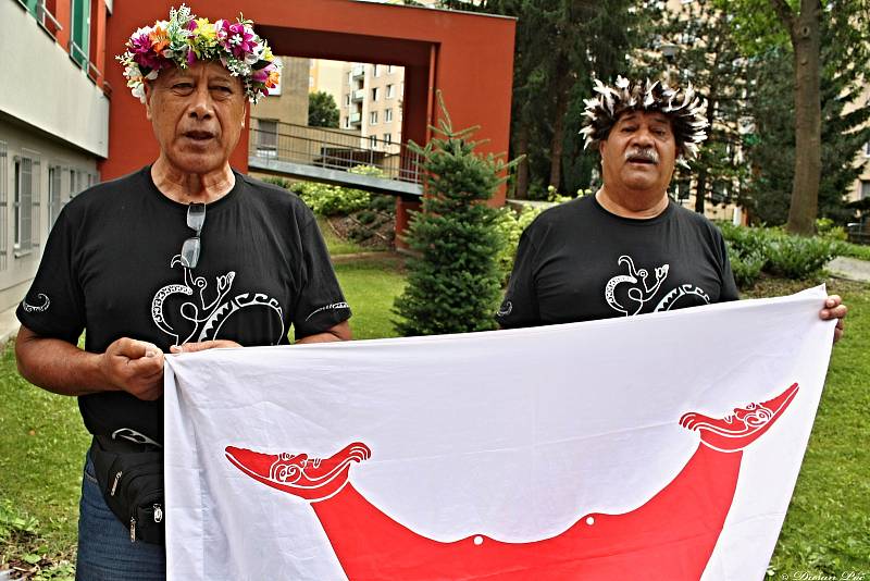 Tanečníci, tanečnice a muzikanti z Velikonočních ostrovů, kteří jsou hosty 50. MFF Liptálské slavnosti, vystupují ve čtvrtek 22. srpna 2019 pro klienty Domova Harmonie ve Vsetíně.