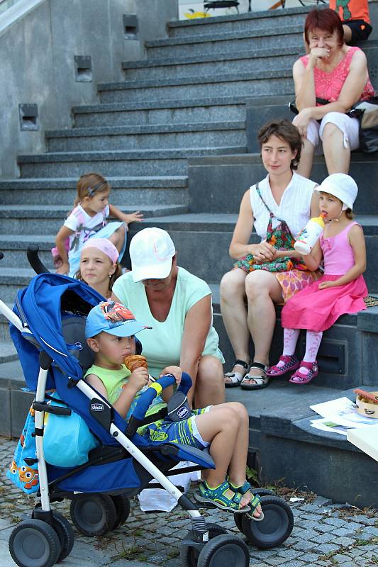 V pořadu Čtení v knihovně přečetla dětem v úterý 1. srpna 2017 ukázky z pohádek Kateřina Mrlinová.