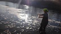 Hasiči zasahují u Valašského Meziříčí po úniku chemikálie do řeky Bečvy. 24. listopadu 2020
