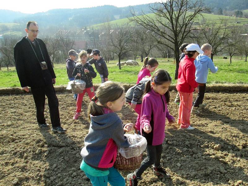 Pořad pro děti Od zrníčka ke chlebíčku začal ve Francově Lhotě tradičně setím obilí. 