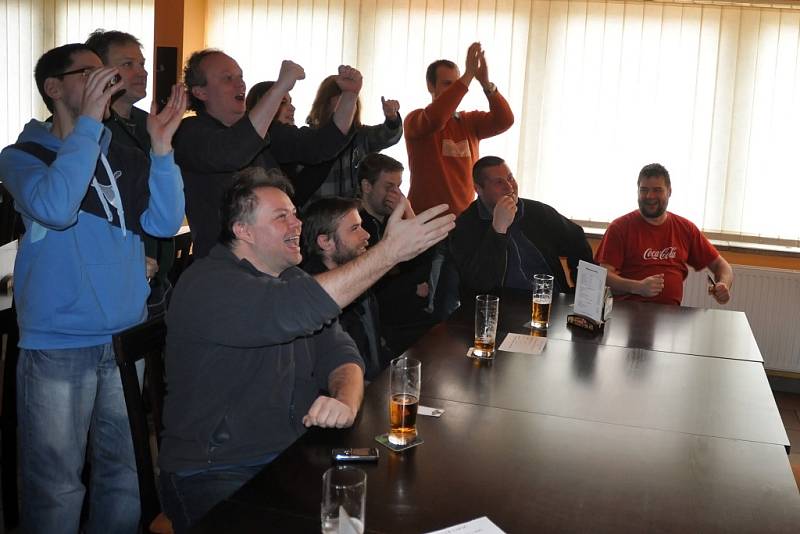 Hosté Music Clubu Lapač na vsetínském zimním stadionu se radují ze čtvrtého gólu v síti Lotyšska, který na olympijském hokejovém turnaji v Soči vstřeli český hokejista Marek Židlický.