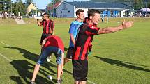 Fotbalisté Francovy Lhoty (červeno-černé dresy) zvítězili na hřišti Hrachovce 3:0 a postoupili do Krajského přeboru.