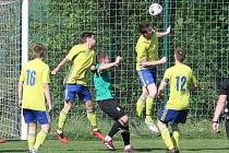 Fotbalisté Kelče (ve žlutém) v 17.kole I. B třídy skupiny A doma podlehli Horní Bečvě 0:2.