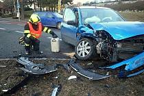 Záchranáři odstraňují v sobotu 15. ledna 2022 odpoledne následky dopravní nehody dvou osobních vozů v Horní Lidči.