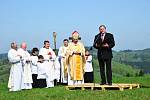 Arcibiskup Jan Graubner sloužil ve středu 1. května 2013 mši v kapli svatého Huberta ve Valašské Senici