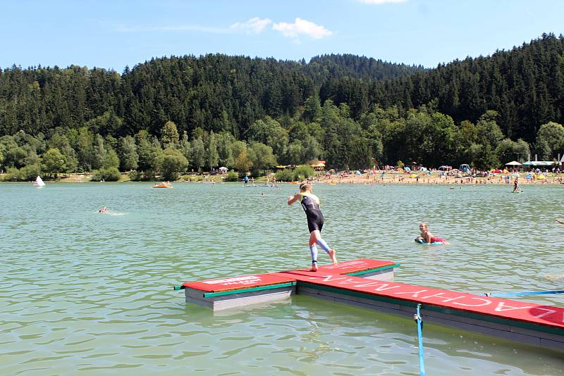 Osmý ročník triatlonového závodu Valachy Man 2018 se uskutečnil v pátek 3. srpna v Novém Hrozenkově u vodní nádrže Balaton. Na snímcích start hlavního závodu.