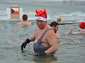 Tradiční Štěpánské plavání pořádá v ledových vodách zamrzlého valašského Balatonu oddíl otužilců Karolinští hřebci
