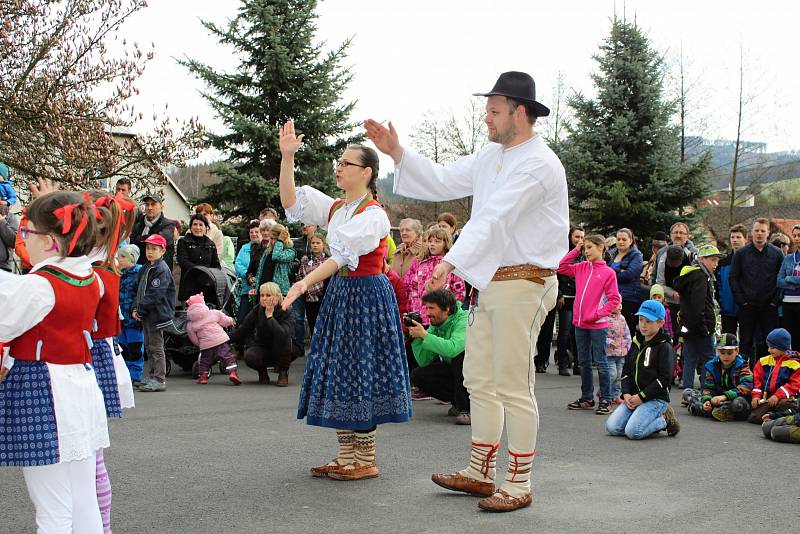 V Ratiboři lidé přivítali jaro. V pestrém programu hráli hlavní roli členové souboru Kosiska. Malí i velcí předvedli své pěvecké a taneční umění. Poté se v průvodu včele s Mařenou vydali k obecnímu úřadu, kde se všichni definitivně rozloučili se zimou a v