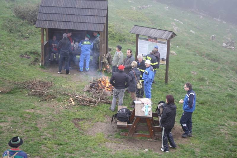 Setkání Čechů a Slováků na moravsko-slovenském pomezí v oblastí Javorníků se dnes dopoledne uskutečnilo na Ztracenci. Akce se zúčastnilo na 250 lidí z obou stran hranice. 