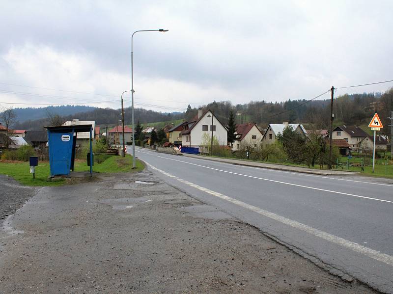 Chátrající autobusovou zastávku u bývalého zemědělského družstva ve Valašské Polance vedení obce letos (2017) nahradí autobusovými zálivy se dvěma novými zastávkami. K nim povedou osvětlené chodníky, poblíž bude osvětlený přechod pro chodce.