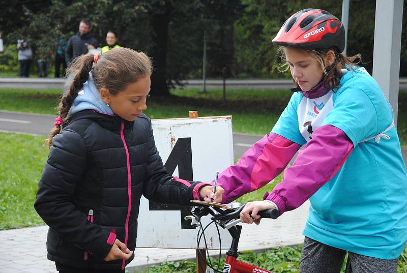 Mladí sluchově postižení cyklisté museli ve čtvrtek a v pátek (4. a 5. 10. 2018) ve Valašském Meziříčí prokázat, že zvládnou jízdu zručnosti i pravidel silničního provozu, práci s mapou či první pomoc.