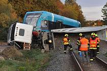 Záchranáři zasahují v úterý 11. října 2022 odpoledne na železničním přejezdu u valašskomeziříčské místní části Hrachovec, kde došlo ke střetu osobního vlaku s nákladním automobilem.
