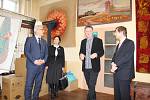 Ministr kultury Ilja Šmíd přijel v pondělí 5. března 2018 na návštěvu do valašskomeziříčské Moravské gobelínové manufaktury. Doprovázel jej krajský radní pro kulturu a památkovou péči Miroslav Kašný.