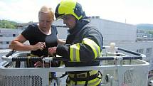 Profesionální hasiči nacvičují ve čtvrtek 6. června 2019 evakuaci úředníků z pátého patra budovy městského úřadu v Zašovské ulici ve Valašském Meziříčí.