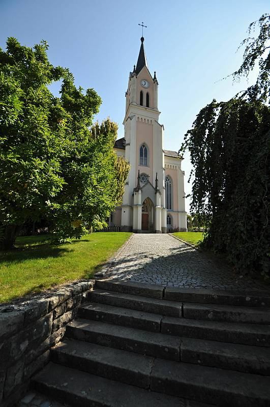 Vidče - novogotický kostel svatých Cyrila a Metoděje dokončený v roce 1915 díky sbírkám, které několik let po celé Moravě pořádal řídící učitel Hynek Kašlík.