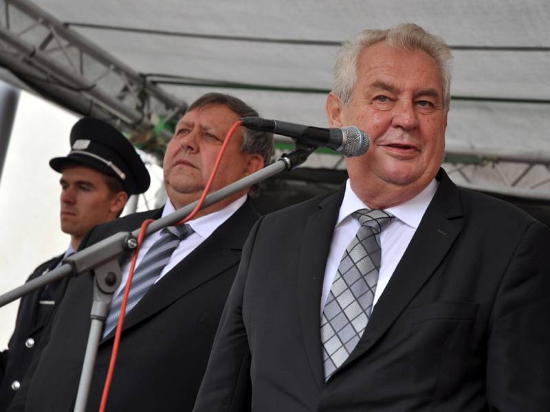 Prezident Miloš Zeman se setkal s obyvateli Valašského Meziříčí na prostranství u galerie Sýpka