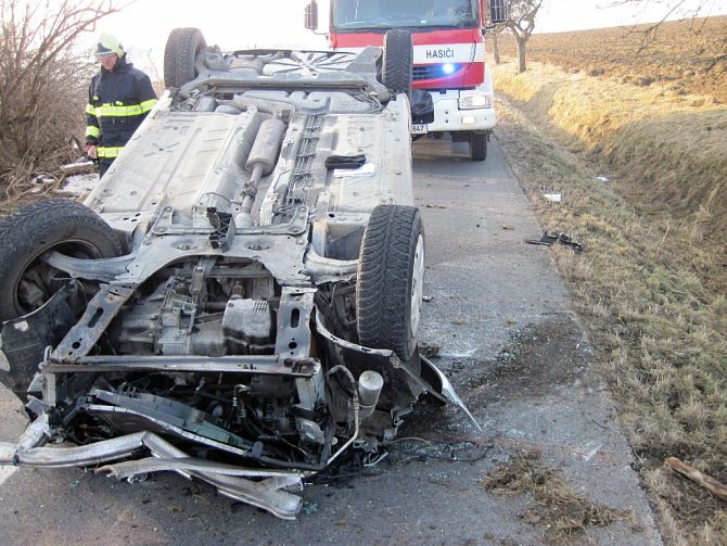 Nehoda osobního vozu Renault Mégane na silnici mezi Kelčí a Skaličkou; sobota 21. února 2015.