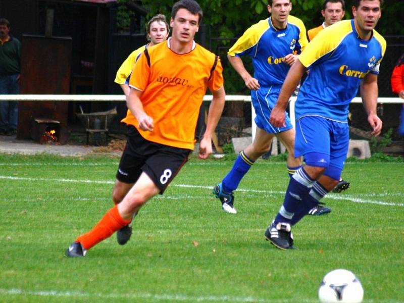 Fotbalisté Podlesí B (oranžové dresy) v tomto utkání porazili Ústí 5:0. 