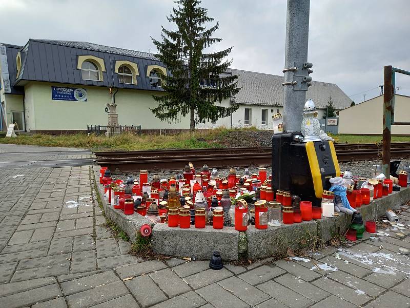 Nedaleko místa tragické nehody ve Valašském Meziříčí, kde 18.11. vlak srazil dva chlapce, vzniklo pietní místo, kam lidé přinášejí svíčky a vzkazy. 21.listopadu 2021