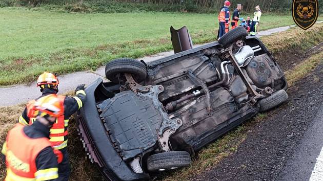 Záchranáři zasahují v pátek 20. října 2023 u Valašského Meziříčí, kde řidič havaroval s osobním vozem do příkopu.