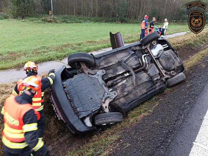 Záchranáři zasahují v pátek 20. října 2023 u Valašského Meziříčí, kde řidič havaroval s osobním vozem do příkopu.
