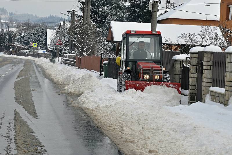 Technika odklízí sníh z chodníků v Ratiboři na Vsetínsku; pondělí 8. února 2021