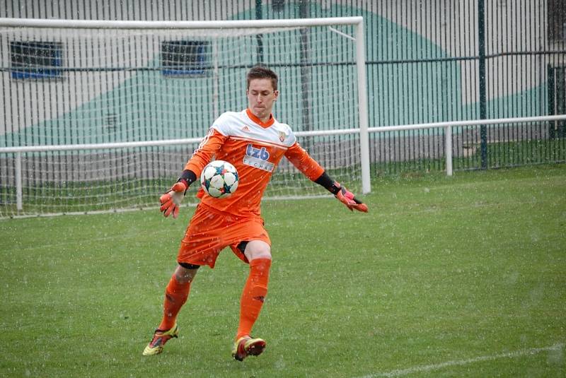 Fotbalisté Velkých Karlovic (žluté dresy) porazili Hranice 1:0. 