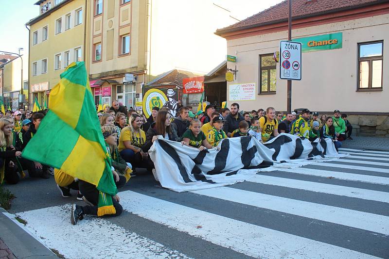 Fanoušci oslavili 12. října 2019 80. výročí založení vsetínského hokejového klubu. V průvodu městem vyrazili na sobotní zápas.