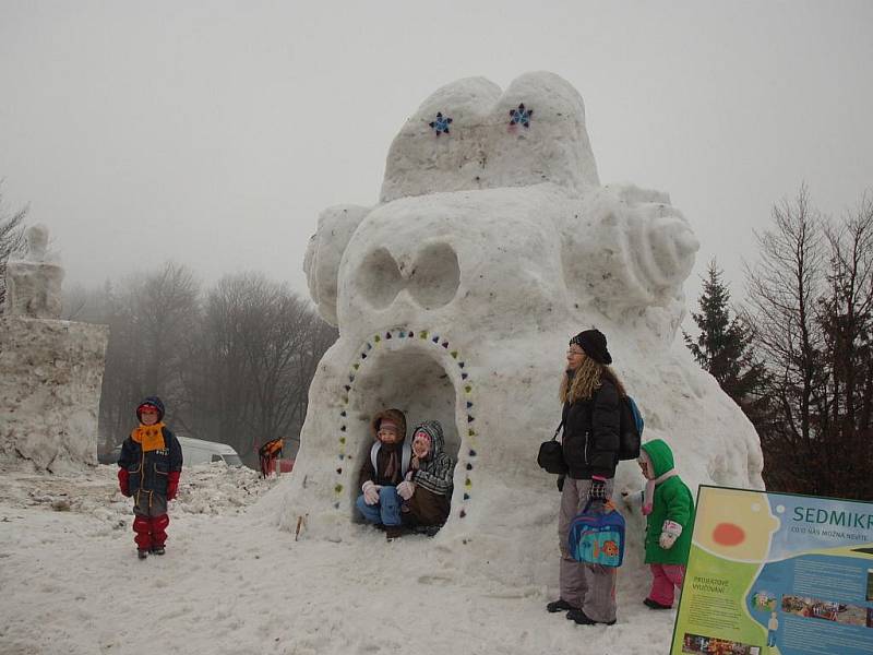 Sochy ze sněhu a ledu přilákaly o víkendu 15. a 16. ledna na Pustevny davy lidí. 
