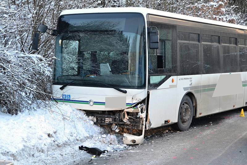 Havárie osobního auta a autobusu ve Francově Lhotě, čtvrtek 7. února 2019