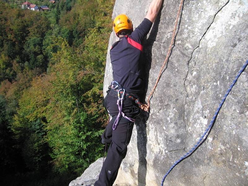 Záchranáři z Horské Služby Beskydy trénují horolezeckou techniku na Valově skále u Vsetína