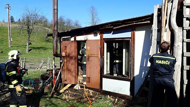 Hasiči zasahují v pondělí 20. dubna 2020 ráno při požáru malé šindelářské dílny v Huslenkách na Horním Vsacku.